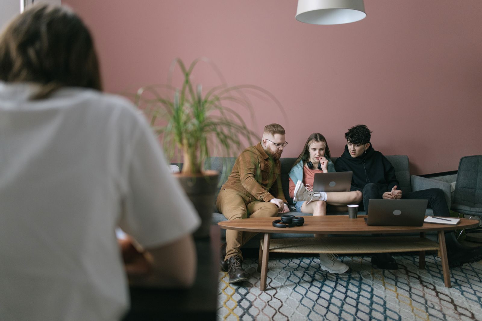 Jeune équipe réunie dans un espace de travail